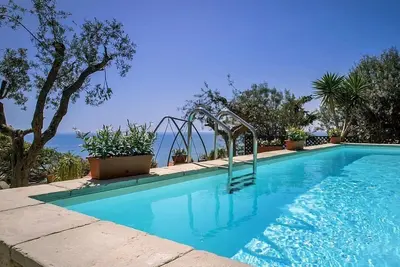 Image de Villa Ilona: Un bel appartement lumineux qui fait partie d'une villa de trois étages face au soleil et à la mer.