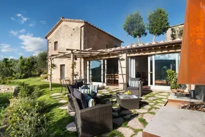 Image de Montestigliano, une authentique ferme au coeur de la Toscane, est une oasis de paix et de beauté qui offre à ses hôtes des résidences raffinées et une vue enchanteresse