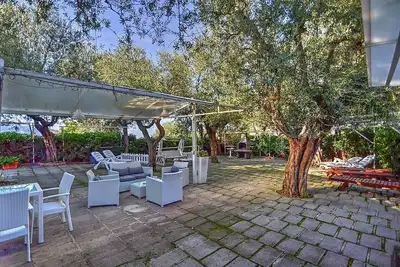 Casa Miriam D: Un appartement lumineux faisant partie d'une villa entourée d'un jardin d'orangers et de citronniers.