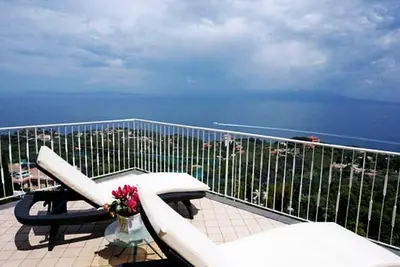 Villa Astaria B: Un appartement agréable qui couvre tout l'étage supérieur d'une villa de deux étages face au soleil et à la mer.