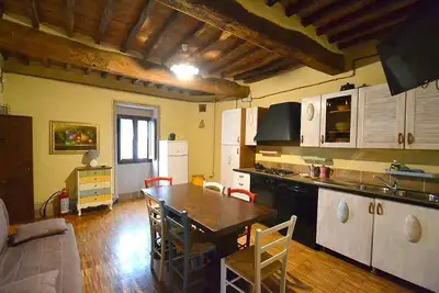 Image de Casa Almo A: Un appartement confortable faisant partie d'un ancien bâtiment historique.