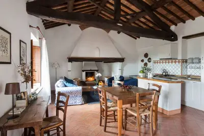 Image de Montestigliano, une authentique ferme au coeur de la Toscane, est une oasis de paix et de beauté qui offre à ses hôtes des résidences raffinées et une vue enchanteresse