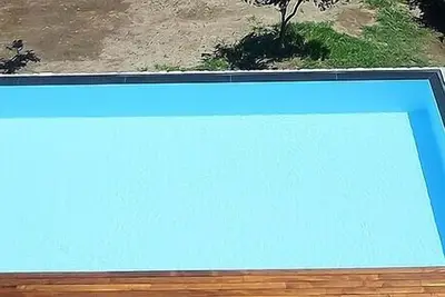 Image de Villa Medea: Une villa élégante et accueillante de quatre étages située dans le rocher.