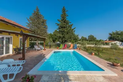 Maison de vacances Paco avec piscine privée