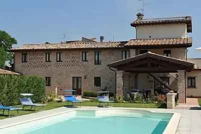 Image de Villa Vezzosa Grande: Une ancienne ferme caractéristique et accueillante.