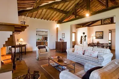 Image de Montestigliano, une authentique ferme au coeur de la Toscane, est une oasis de paix et de beauté qui offre à ses hôtes des résidences raffinées et une vue enchanteresse