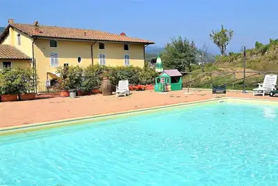 Clarabella Apartment A: Un appartement caractéristique et accueillant qui fait partie d'une villa de deux étages située dans une région vallonnée.