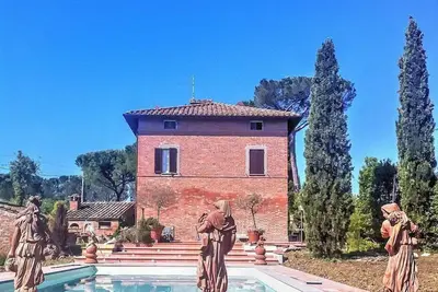 Villa Eloisa: Une villa historique sur trois étages entourée de verdure.