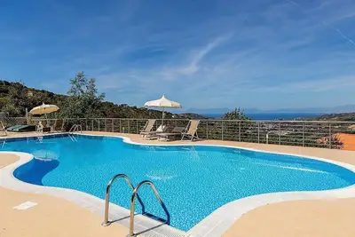 Image de Villa Albatros D: Un cottage caractéristique et accueillant entouré de verdure.