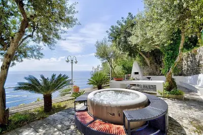 Image de Appartement Annarosa A: Un appartement agréable et spacieux qui couvre tout l'étage supérieur d'une villa construite sur le sol en pente face à la mer.