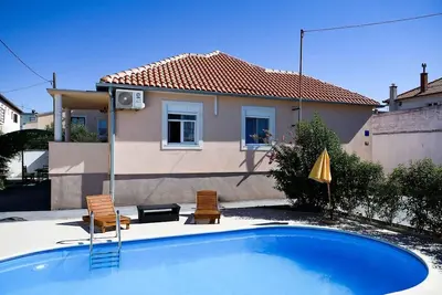 Image de Maison de vacances dans Zadar avec Balcon, Climatisation, Wifi, Machine à laver (4576-1)