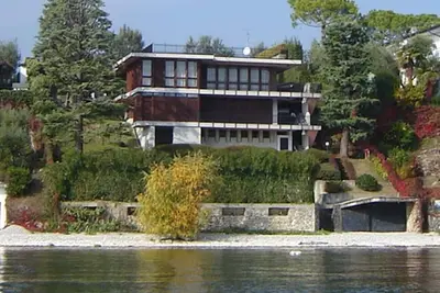Image de Villa au bord du lac unique avec grande piscine priv��e et vue imprenable sur le lac