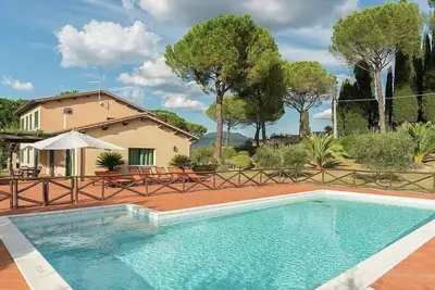 Villa Darlena: Une splendide et lumineuse villa de deux étages entourée de prairies et de collines verdoyantes.