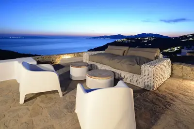 Image de Krystalo, villa de luxe dans la région de Choulakia à Mykonos, avec vue sur mer, piscine, 12 personnes