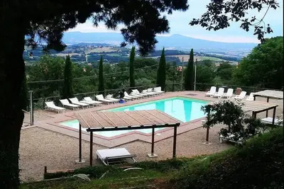 Image de Casa Nocetta M: Un appartement caractéristique et accueillant faisant partie d'une ancienne ferme entourée de verdure.