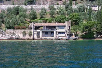 Image de Villa au bord du lac avec plage priv��e et quai de natation, vue imprenable sur le lac