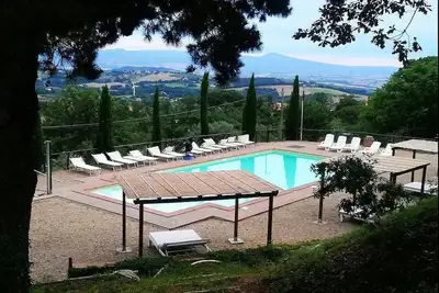 Image de Casa Nocetta I: Un appartement caractéristique et accueillant qui fait partie d'une ancienne ferme entourée de verdure.