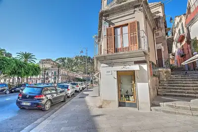 Image de Casa Orangina: Un appartement élégant et accueillant qui fait partie d'une villa historique.