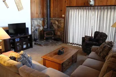 Image de Marchez jusqu'aux remontées mécaniques de Canyon Lodge! Garage privé pour une voiture. Internet sans fil haut débit gratuit. Pas de frais de nettoyage. Unité d'extrémité avec fenêtres face au soleil du matin. Près du jacuzzi et de la piscine. Courcheve.