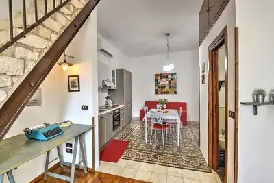 Image de Casa Murgiana: Une maison individuelle caractéristique et accueillante sur deux étages.