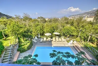 Image de Villa Fillide A: Un agréable appartement entouré d'un jardin d'orangers et de citronniers.