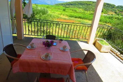 Image de Appartement dans Lumbarda avec vue mer, terrasse, Climatisation, Wifi (856-2)