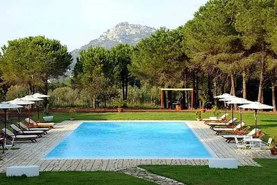 Image de Casa Cedrina C: Un appartement confortable faisant partie d'une villa entourée de verdure.