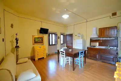 Image de Casa Almo B: Un appartement accueillant faisant partie d'un ancien bâtiment historique.