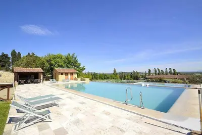 Image de Villa Fontanile C: Un appartement élégant et accueillant qui fait partie d'une villa entourée de verdure.