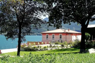 Image de Villa Guerina: Une villa élégante et accueillante de deux étages située directement sur le lac de Côme.