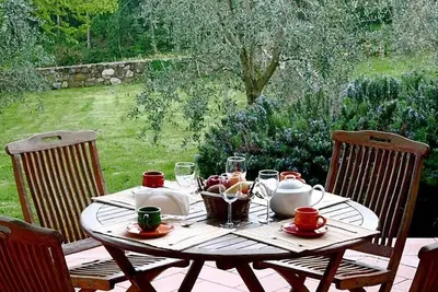 Image de Borgo Bello A: Un appartement caractéristique et accueillant dans le style caractéristique de la campagne toscane.