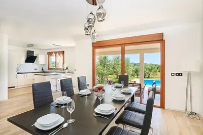 Image de Maison de vacances dans Buje avec terrasse, Climatisation, Wifi, Machine à laver (3356-1)
