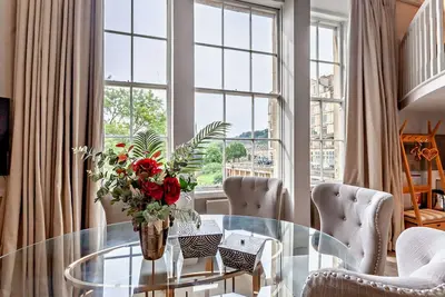 Image de Une exceptionnelle 2 chambre double magnifiquement restaurée apt-fin géorgienne au coeur de la ville