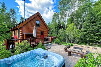 Image de Cabane en rondins confortable dans un habitat faunique certifié avec plage, rivière, foyer, sentiers de promenade sur place - à 1, 5 km de l’entrée de la station de Bretton Woods! Excellentes opportunités d'observation de la faune. Poêle à bois, emplace.