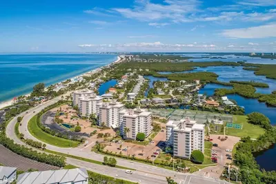 Image de Le condo récemment rénové est à quelques pas de la plage aux pieds nus, et la clé de l'amour
