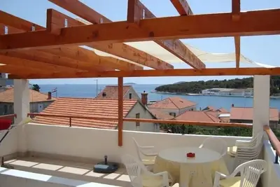Image de Appartement dans Prvić Luka avec vue mer, terrasse, Climatisation, Wifi (3347-1)