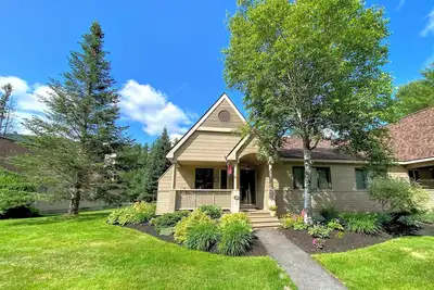 Image de Climatisé et joliment aménagé Fairway Village Townhome à quelques pas de l’hôtel Mount Washington! Au cœur de Bretton Woods et des Montagnes Blanches, avec une navette pour le ski et un court trajet en voiture vers de nombreuses attractions, notamment. .