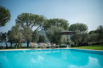 Image de Grande villa au bord du lac avec piscine privée et jardin, de belles vues et une intimité totale, pour 15 personnes