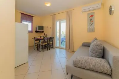 Image de Appartement dans Pakoštane avec terrasse, Climatisation, Wifi, Machine à laver (3548-4)