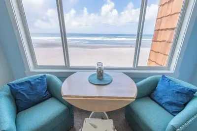 Image de 'Biscuits et ondulé' - Condo en bord de mer au dernier étage