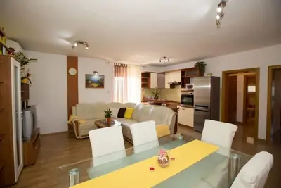 Image de Appartement dans Lopar avec Balcon, Climatisation, Wifi, Machine à laver (73-4)