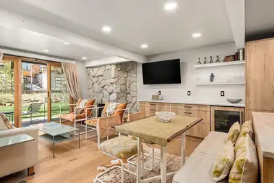 Image de Mise Ă jour de deux chambres au niveau du sol avec terrasse
