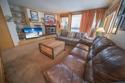 Image de Le condo est parfait pour une grande famille ou un groupe. Ce 3 chambres à coucher peut accueillir 12 et a un grand balcon donnant sur la rivière Snake et les pentes. Il se trouve à quelques minutes à pied des remontées mécaniques du Mountain House. Il.