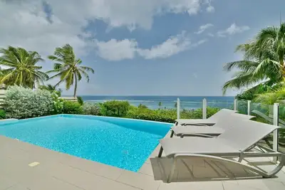 Image de Sweet Ocean, villa avec vue mer, piscine et plage à pied