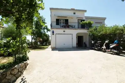 Image de Appartement dans Rab avec vue mer, Balcon, Wifi, Machine à laver (3728-1)