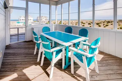 Image de Luxurious Island Home- Ascenseur, piscine, bain à remous, bar Tiki, GameRm, course clôturée pour chiens