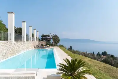 Image de Villa de luxe moderne avec vue fantastique sur le lac, piscine privée et jardin, Ac