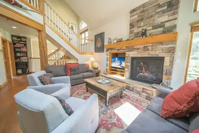 Image de Grand et spacieux townhome de 4 chambres à coucher est une propriété confortable et élégante située à West Keystone, à quelques minutes en navette des remontées mécaniques, des magasins et des restaurants. Doté de parquet et cuisine mise à jour avec de.