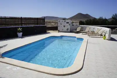 Image de La Maison Indira à Lajares, avec piscine privée, vue sur un paysage