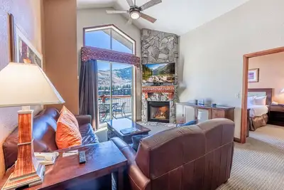 Image de Tarifs d'été bas! Penthouse avec vue sur la montagne, patio privé, climatisation, douche à vapeur! Prestations complètes du complexe
